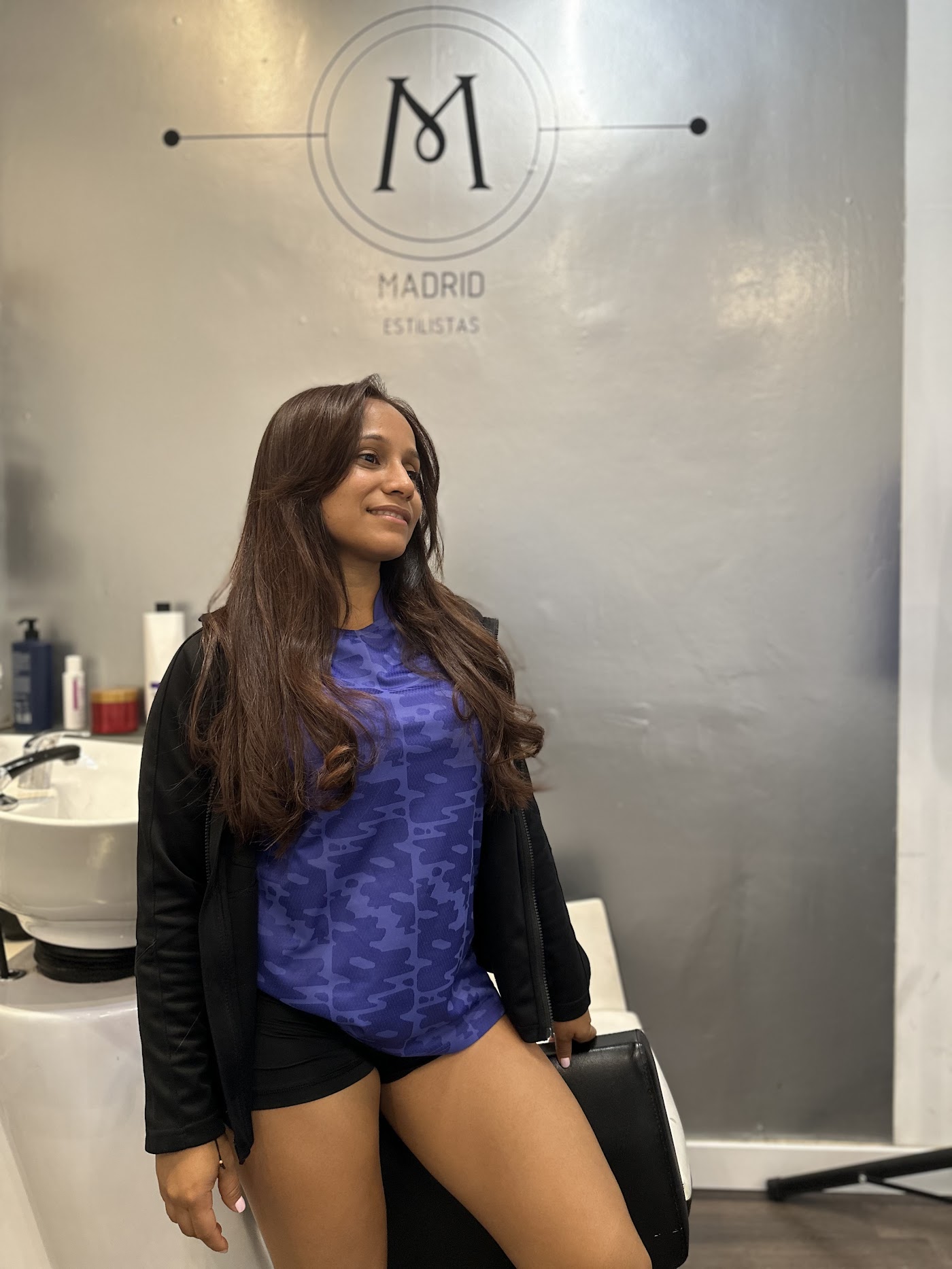 Cliente en M Madrid Estilistas 66, con el logo del salón